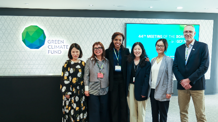 월드비전 관계자들이 AE 자격인증 승인 이후 기념촬영을 진행하고 있다. (왼쪽부터) 한국월드비전 기후기금사업팀 이수민 팀장, 호주월드비전 기후기금&프로그램 리드 투바(Thu-Ba), GCF 인증기구 심사관 다이애나 이시예(Diana Isiye), 한국월드비전 기후기금사업팀 손정은 전문가, GCF 인증팀 전문관 솔롱고 흐렐바타르(Solongo Khurelbaatar), GCF 인증기구 심사관 벤 복서(Ben Boxer). 월드비전 제공