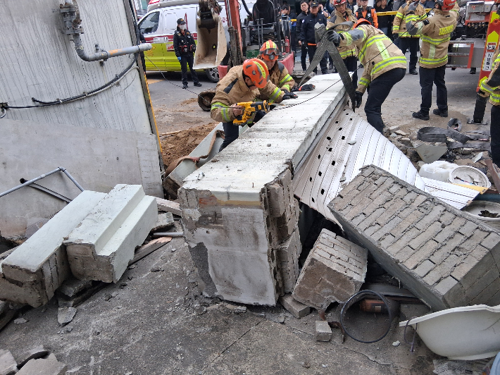 30일 오후 5시 11분쯤 경북 영주시 휴천동의 상수도 공사 현장에서 작업 중이던 60대 남성 A씨가 무너지는 주차장 기둥에 깔려 숨졌다. 경북소방본부 제공