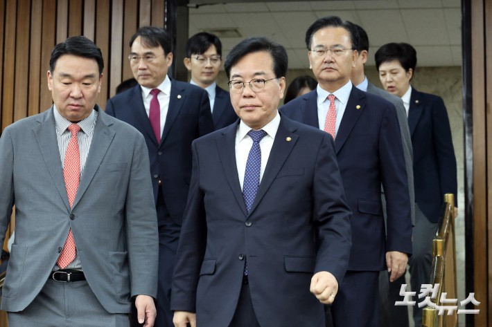원내대책회의 참석하는 송언석