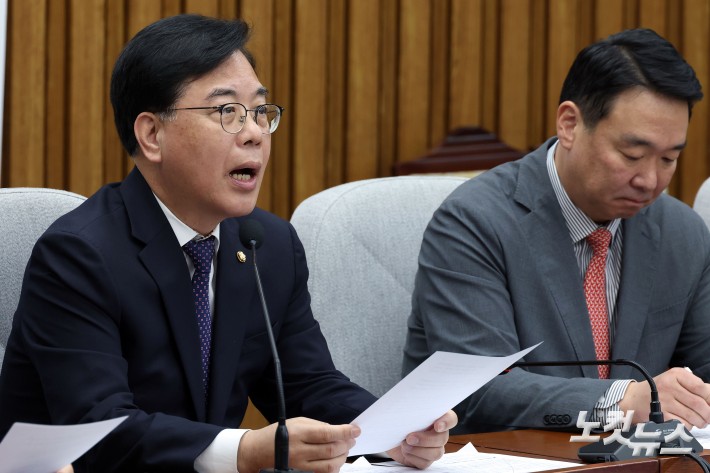 원내대책회의 발언하는 송언석