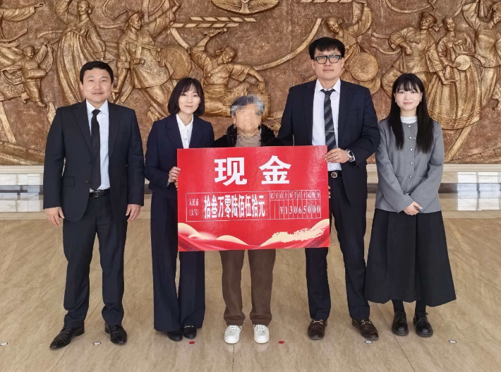 강원경찰청은 경찰청 국제치안협력국과 지난 17일 전국 최초로 검사 사칭 보이스피싱 피해자인 A(70)씨의 피해금 2400만 원을 중국 현지에서 직접 돌려받았다. 강원경찰청 제공