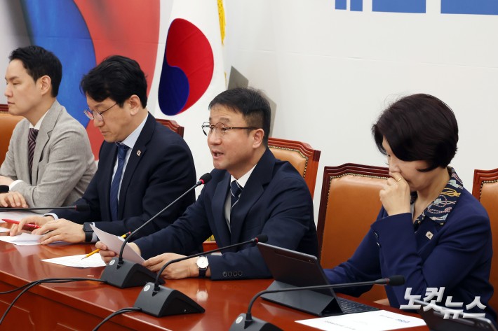 원내대책회의 발언하는 한병도