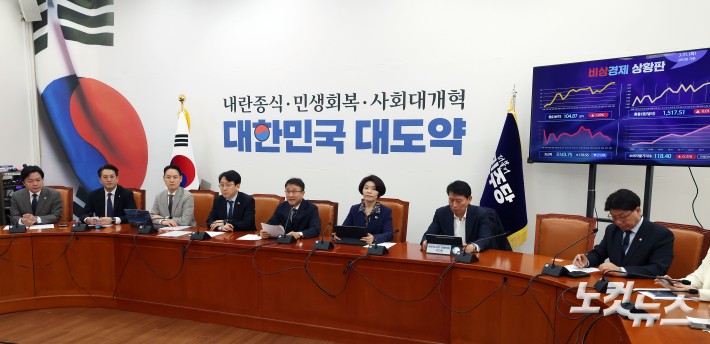 더불어민주당 한병도 원내대표가 31일 서울 여의도 국회에서 열린 원내대책회의에서 발언을 하고 있다.