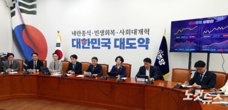 더불어민주당 한병도 원내대표가 31일 서울 여의도 국회에서 열린 원내대책회의에서 발언을 하고 있다.