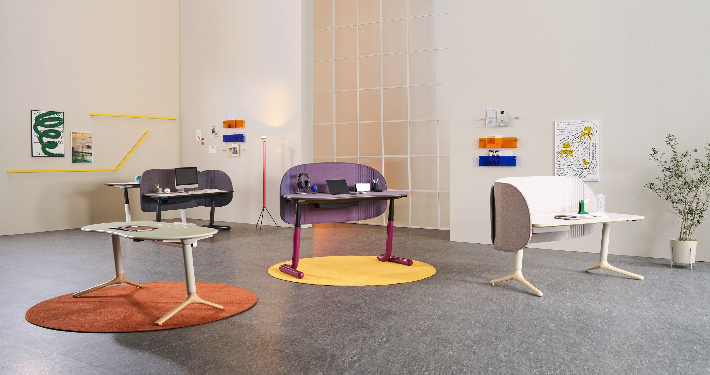 현대리바트는 디자인 특화 사무용 가구인 '이모션' 시리즈를 출시했다. 모션데스크는 높이를 조절하며 앉거나 서서 사용할 수 있다. 현대리바트 제공