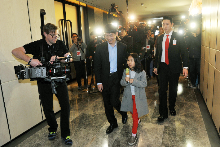 이세돌이 딸과 함께 알파고와 대결할 대국장을 향하고 있다. 이시용 작가 제공