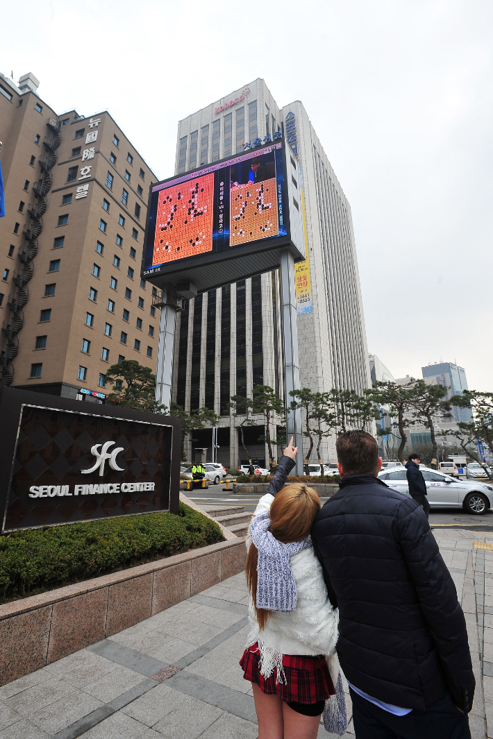 2016년 3월 9일 이세돌과 알파고의 대국이 대형 전광판을 통해 생중계되고 있다. 이시용 작가 제공