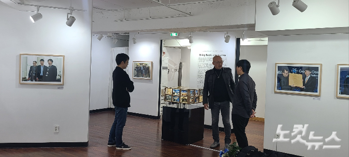 이시용 작가(사진 가운데)가 관람객들에게 작품 설명을 하고있다. 동규기자