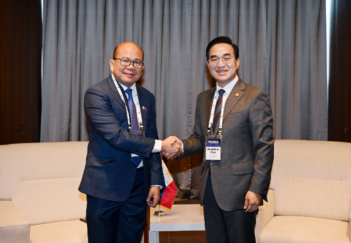 박홍근(오른쪽) 기획예산처 장관이 31일 오전 서울 중구 신라 호텔에서 롤란도 톨레도 필리핀 예산관리부 장관과 면담에 앞서 악수하며 기념촬영을 하고 있다. 기획예산처 제공