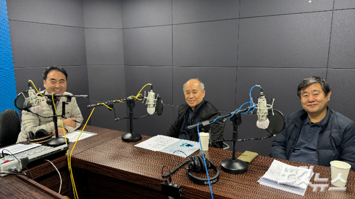 강릉성실침례교회 김영호 목사(오른쪽에서 두 번째)와 한국자폐인사랑협회 강릉지부 회장 이남윤 목사(가장 오른쪽). 최진성 아나운서