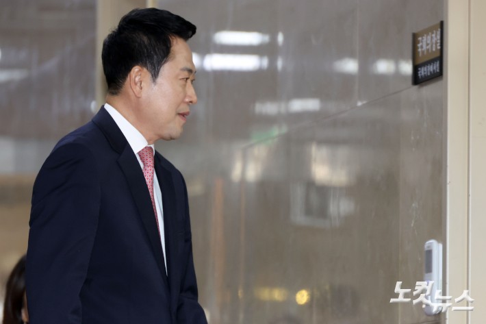 국민의힘 장동혁 대표가 31일 서울 여의도 국회에서 개헌 논의와 관련, 우원식 국회의장과의 비공개 면담을 위해 국회의장실로 향하고 있다.