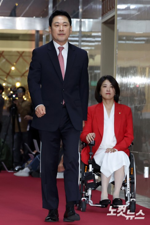 국민의힘 장동혁 대표가 31일 서울 여의도 국회에서 개헌 논의와 관련, 우원식 국회의장과의 비공개 면담을 위해 국회의장실로 향하고 있다.