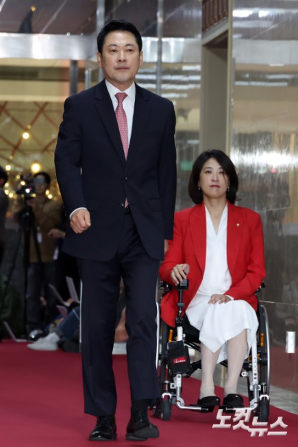 국민의힘 장동혁 대표가 31일 서울 여의도 국회에서 개헌 논의와 관련, 우원식 국회의장과의 비공개 면담을 위해 국회의장실로 향하고 있다.