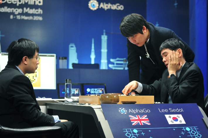 이세돌(사진 오른쪽) vs 알파고의 대국 후 복기 장면. 이시용 사진작가 제공