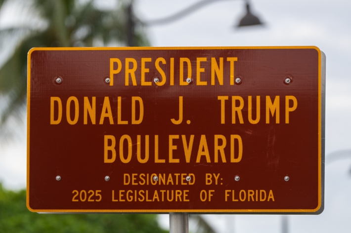 도널드 트럼프 대통령의 이름으로 변경된 플로리다 팜비치의 도로. 연합뉴스