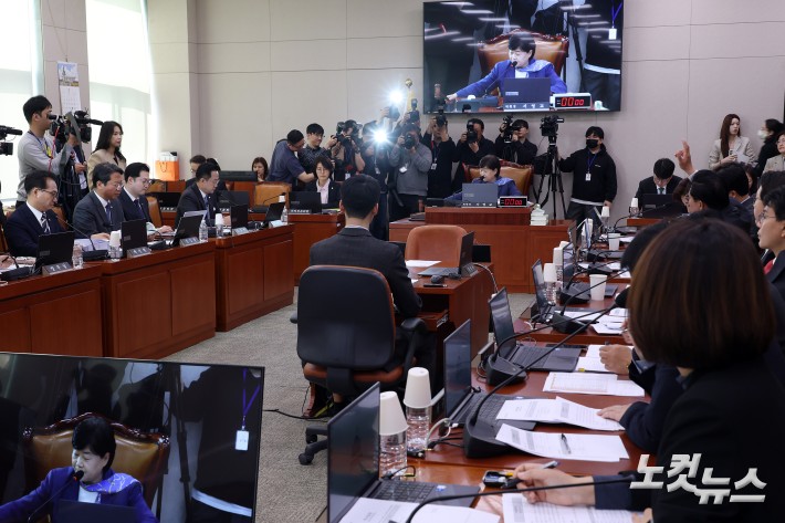 31일 서울 여의도 국회에서 열린 윤석열정권정치검찰조작기소의혹 사건진상규명국정조사특별위원회 전체회의에서 서영교 위원장이 의사봉을 두드리고 있다.