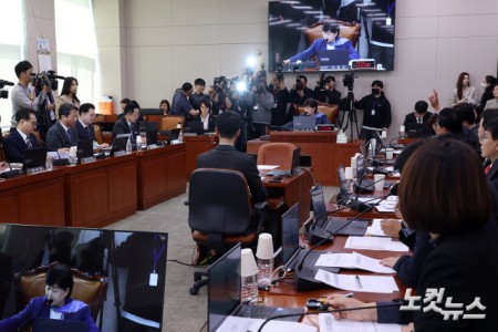 31일 서울 여의도 국회에서 열린 윤석열정권정치검찰조작기소의혹 사건진상규명국정조사특별위원회 전체회의에서 서영교 위원장이 의사봉을 두드리고 있다.