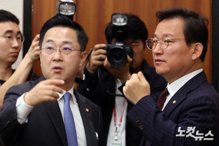 정치검찰 조작기소 국조특위, 대화하는 여야 간사