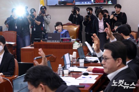 31일 서울 여의도 국회에서 열린 윤석열정권정치검찰조작기소의혹 사건진상규명국정조사특별위원회 전체회의에서 국민의힘 의원들이 의사진행 발언을 요청하고 있다.