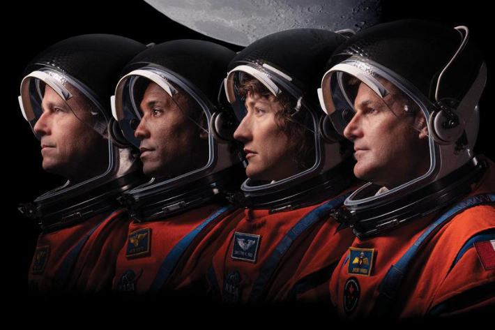아르테미스 II 미션을 수행하는 4명의 우주비행사. 왼쪽부터 사령관 리드 와이즈먼(Reid Wiseman), 조종사 빅터 글로버(Victor Glover), 임무 전문가 크리스티나 코크(Christina Koch), 임무 전문가 제레미 핸슨(Jeremy Hansen). NASA