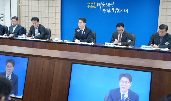 황기연 전라남도지사 권한대행이 31일 도청서 실국장 정책회의를 주재하고 도정 현안에 대해 논의하고 있다. 전라남도 제공