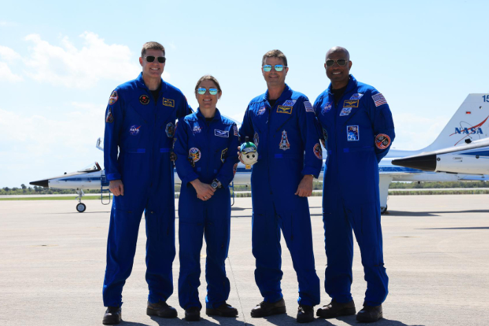 아르테미스 II 시험 비행을 준비하는 미션 크루들. 왼쪽부터 임무 전문가 제레미 핸슨(Jeremy Hansen), 임무 전문가 크리스티나 코크(Christina Koch), 사령관 리드 와이즈먼(Reid Wiseman), 조종사 빅터 글로버(Victor Glover). NASA/킴 시플렛