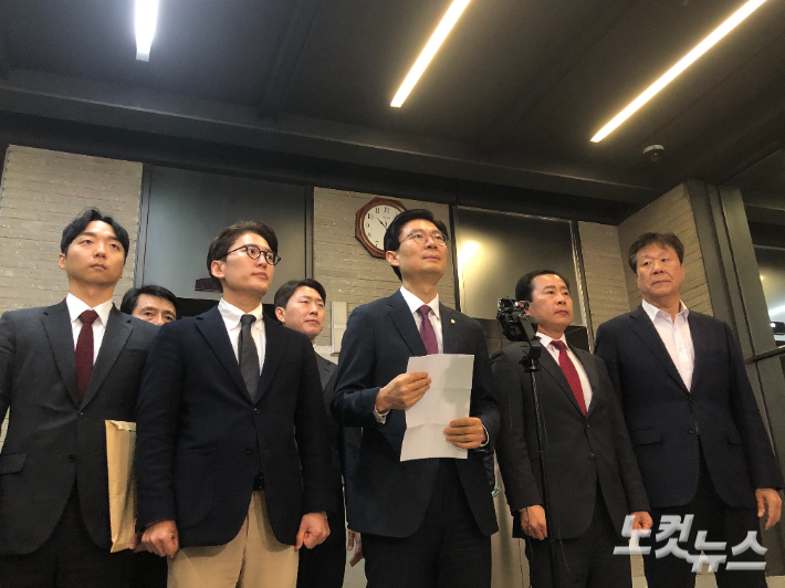 국민의힘 조정훈 의원(마포갑 당협위원장)이 31일 서울 여의도 중앙당사 로비에서 기자회견을 열고, 자신을 둘러싼 금품수수 의혹을 반박하고 있다. 이은지 기자