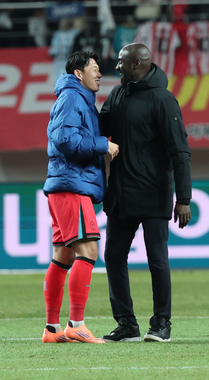 지난해 11월 8일 서울 마포구 서울월드컵경기장에서 열린 남자축구 국가대표 A매치 평가전 대한민국과 가나의 경기. 한국 손흥민과 가나 오토 아도 감독이 경기가 끝나고 인사하고 있다. 연합뉴스
