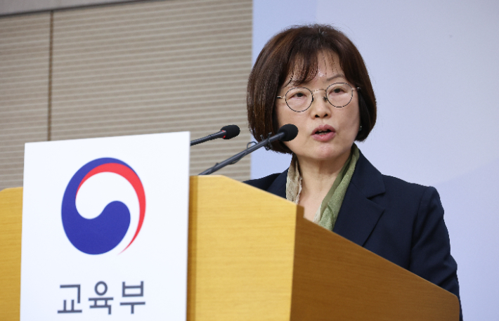 김문희 한국교육과정평가원장이 31일 세종시 정부세종청사에서 2027학년도 대학수학능력시험 출제 방향, 시험관리 등 시행기본계획을 발표하고 있다. 연합뉴스