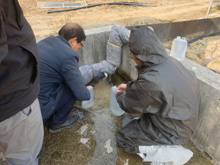 가축분뇨 배출시설 점검. 경남도청 제공 