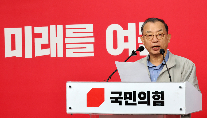 국민의힘 이정현 공천관리위원장이 31일 서울 영등포구 여의도 중앙당사에서 50만 이상 도시 경선 결과 발표를 하고 있다. 연합뉴스