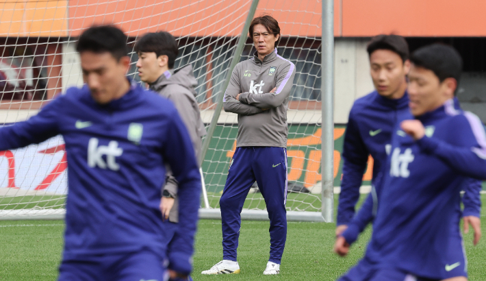 훈련지켜보는 홍명보 감독. 연합뉴스