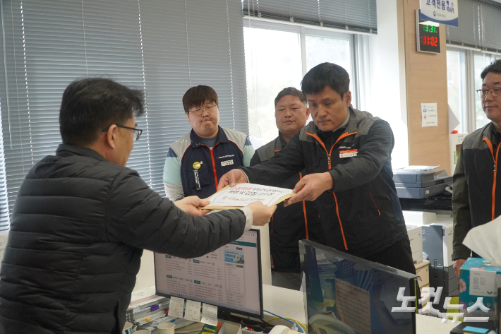 고용노동부에 고발장을 제출하는 유대영 순정축협지회장. 심동훈 기자 