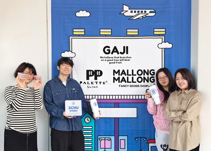 '지역·동문 상생 이용 협약' 캠페인 참여 기업 ㈜가지 임직원들이 100호점 달성을 기념해 인증 현판을 들고 기념촬영을 하고 있다. 순천향대 제공