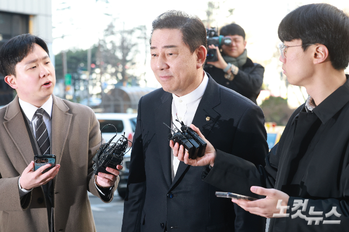 공천헌금 수수 등 13개 의혹에 휩싸인 김병기 무소속 의원이 지난달 26일 오전 서울 마포구 서울경찰청 공공범죄수사대에 조사를 받기 위해 피의자 신분으로 출석하고 있다. 류영주 기자