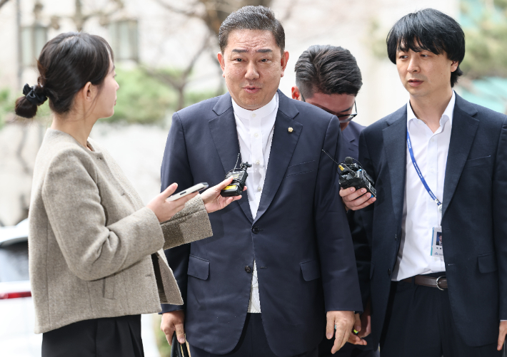 뇌물수수 의혹 등을 받는 무소속 김병기 의원이 31일 마포구 서울경찰청 공공범죄수사대에 출석하며 취재진 질문에 답하고 있다. 연합뉴스
