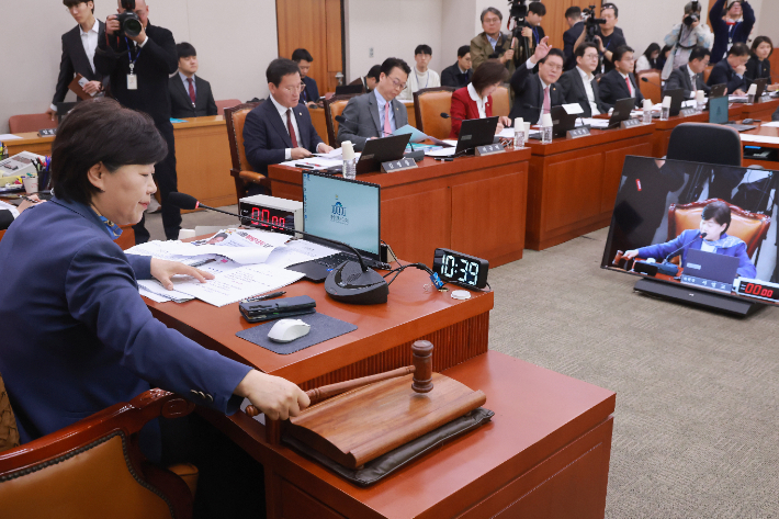 31일 국회에서 열린 윤석열 정권 정치검찰 조작기소 의혹 사건 진상규명 국정조사특별위원회 제3차 전체회의에서 위원장인 더불어민주당 서영교 의원이 개의를 선언하고 있다. 연합뉴스