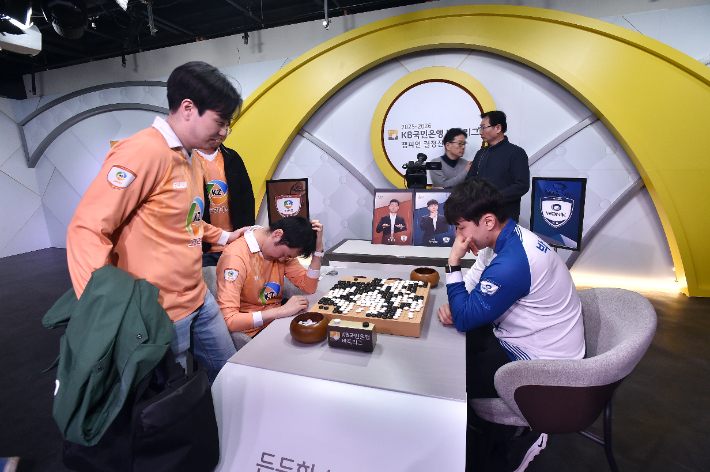 박정환 9단(사진 오른쪽)과 한태희 9단의 최종국 종료 후 복기 장면. 패배한 한태희가 괴로운 듯 고개를 숙이고 있다. 한국기원 제공