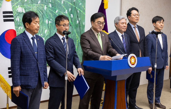 우원식 국회의장과 국회 내 정당 원내대표들이 31일 국회에서 개헌 추진 관련 기자회견을 하고 있다. 연합뉴스