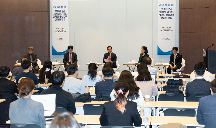 왼쪽부터 김태황 명지대학교 국제통상학 교수, 김흥종 법무법인 대륙아주 고문, 최석영 법무법인 광장 국제통상연구원장, 조수정 고려대학교 법학전문대학원 교수, 장상식 한국무역협회 국제무역통상연구원장. 무역협회 제공