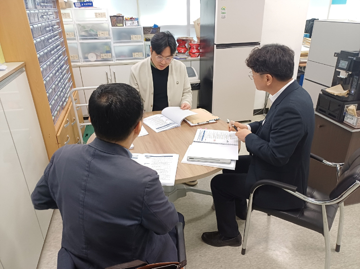 여수시 관계자들이 민주당 전남도당 측과 현안을 논의하고 있다. 여수시 제공