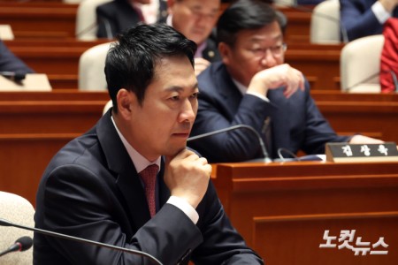 생각에 잠긴 장동혁 대표