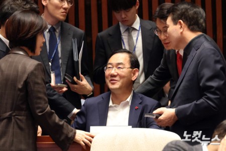 동료의원들과 대화하는 주호영 의원