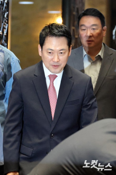 의총 참석하는 장동혁 대표