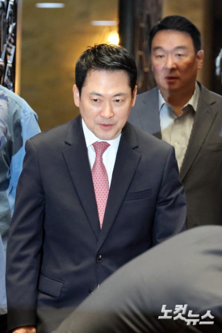 의총 참석하는 장동혁 대표