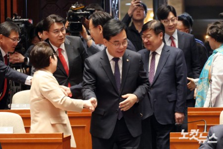 의총 참석하는 송언석 원내대표