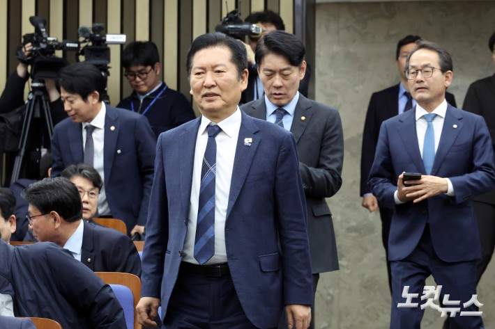 의총 참석하는 정청래 대표