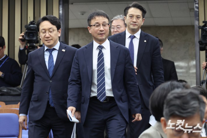 의원총회 참석하는 한병도