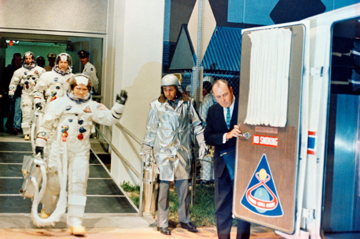 지난 1968년 아폴로 8 미션 크루가 임무를 시작하는 모습. NASA