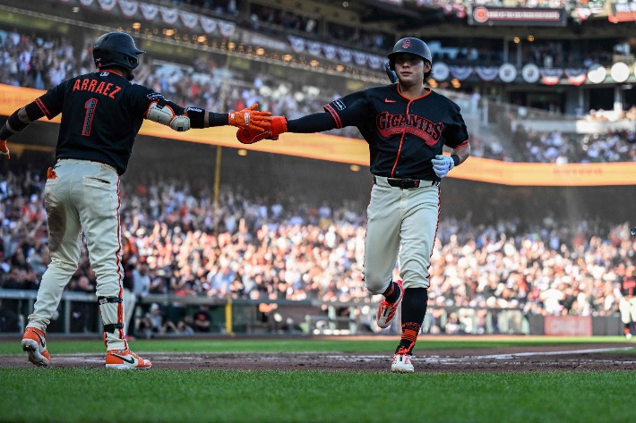 29일 양키스전에서 득점에 성공한 샌프란시스코 자이언츠 이정후(사진 오른쪽). 연합뉴스